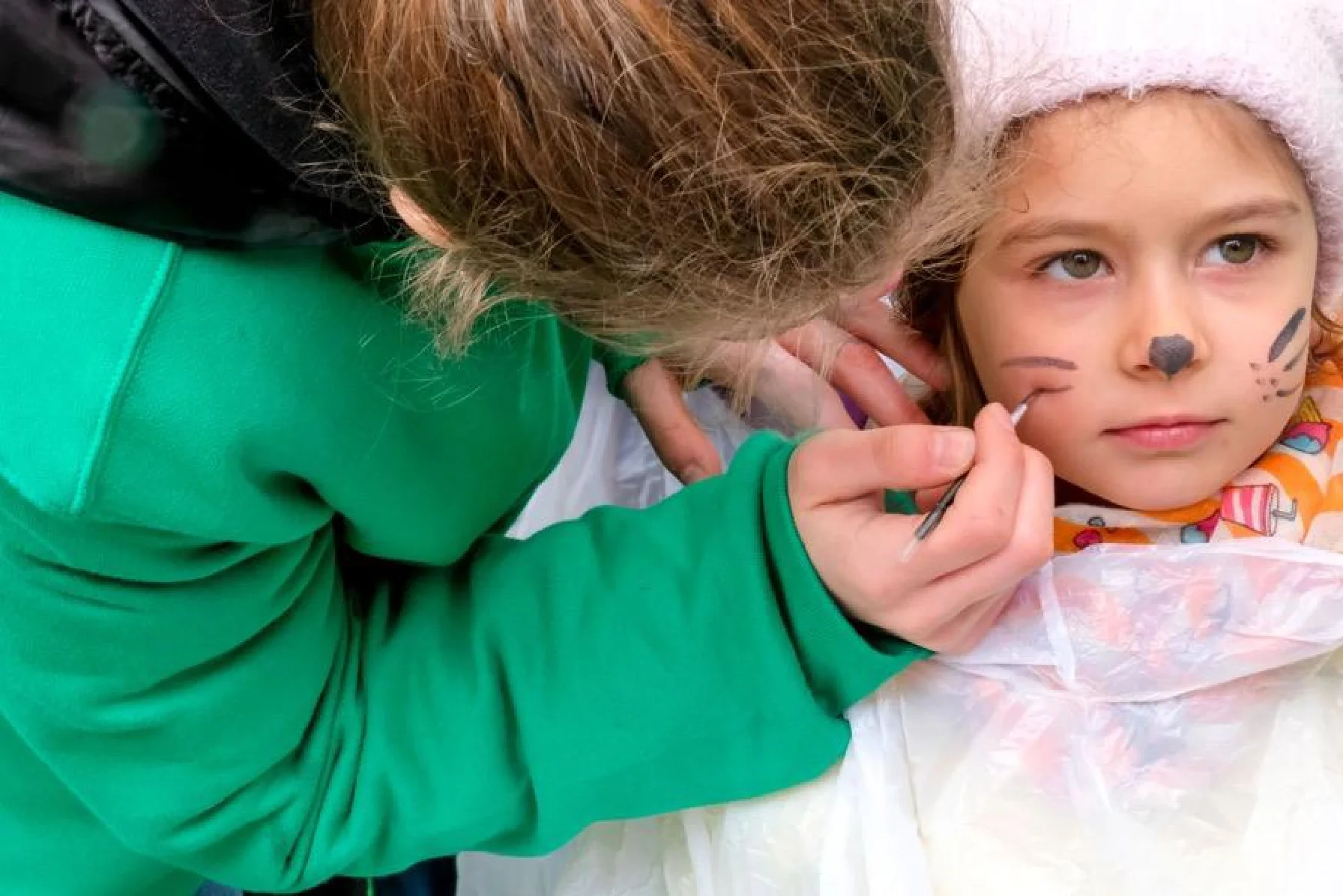 bambina truccata all'evento di pasqua "caccia alle uova" di Lindt