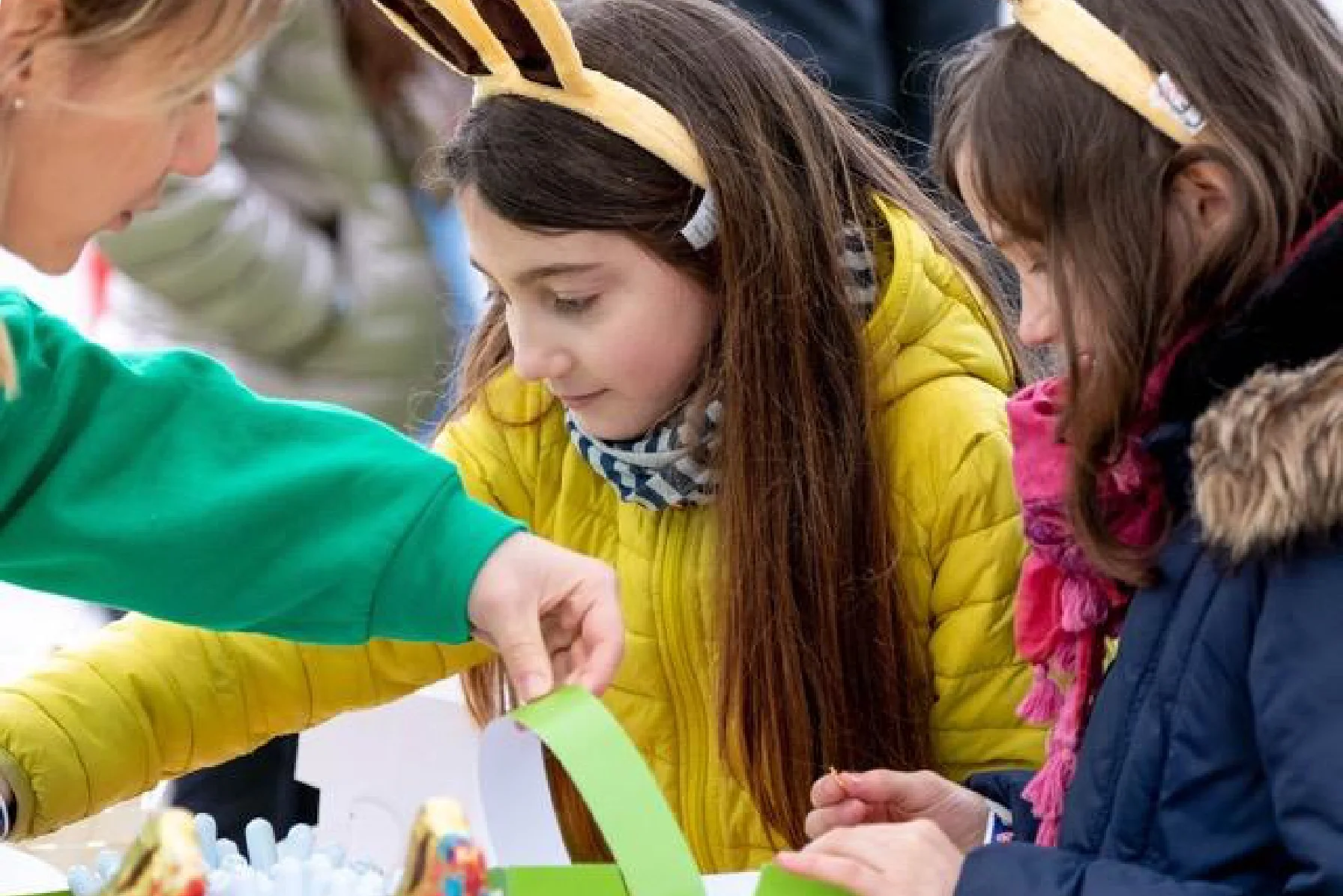 bambine all'evento di pasqua "caccia alle uova" di Lindt