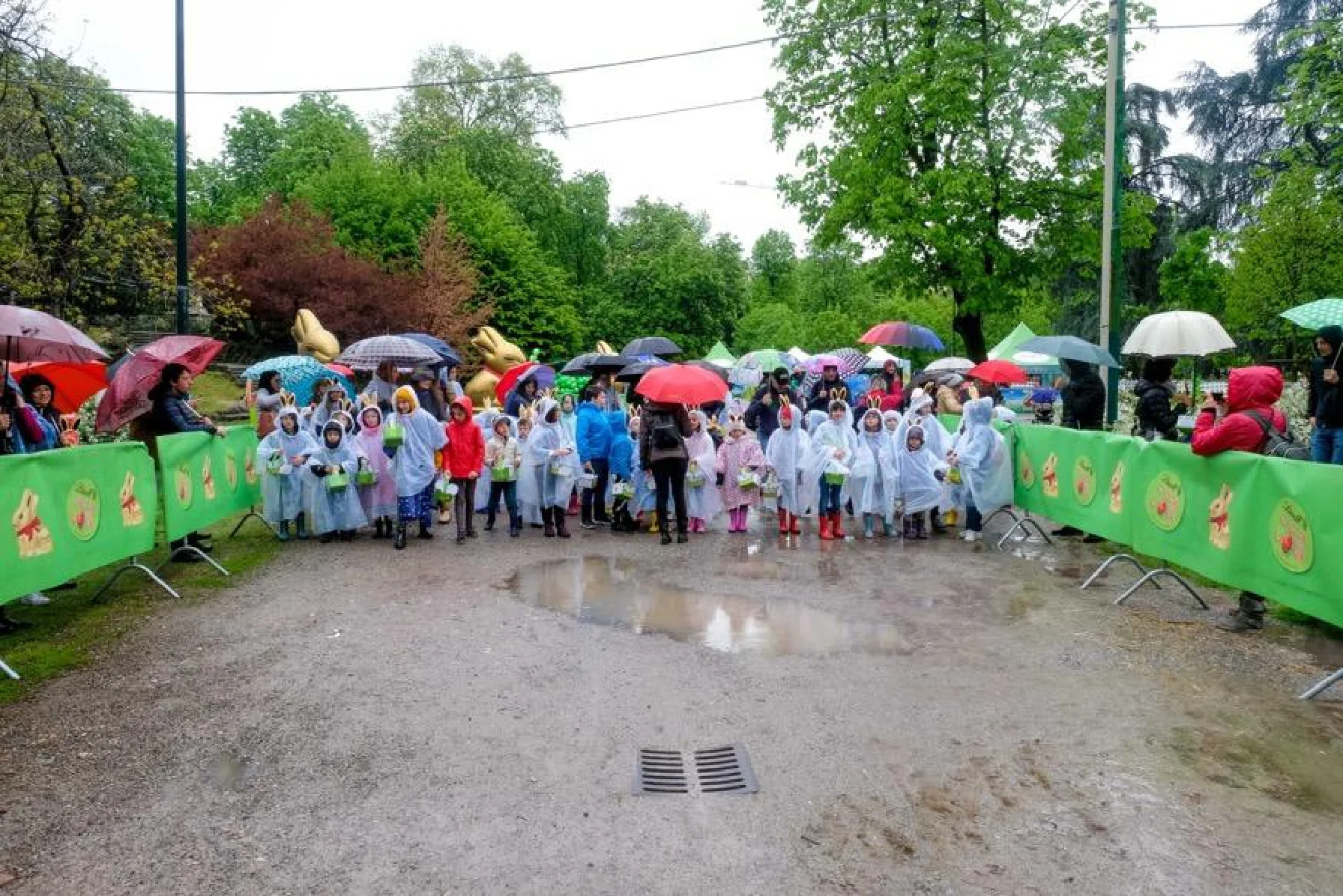bambini sotto la pioggia all'evento di pasqua "caccia alle uova" di Lindt