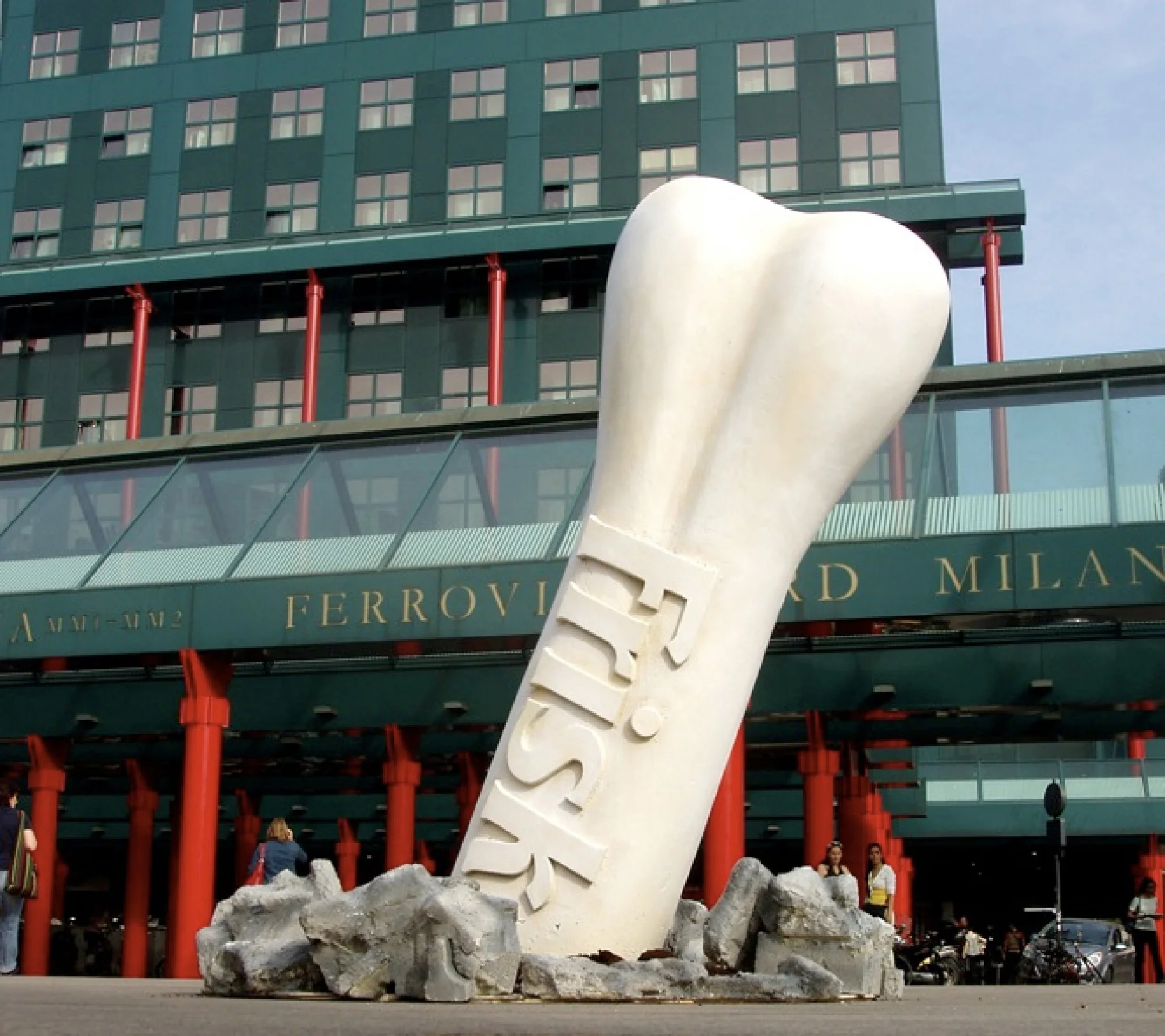 evento friskies: osso dentro la strada nella stazione ferroviaria di Cadorna