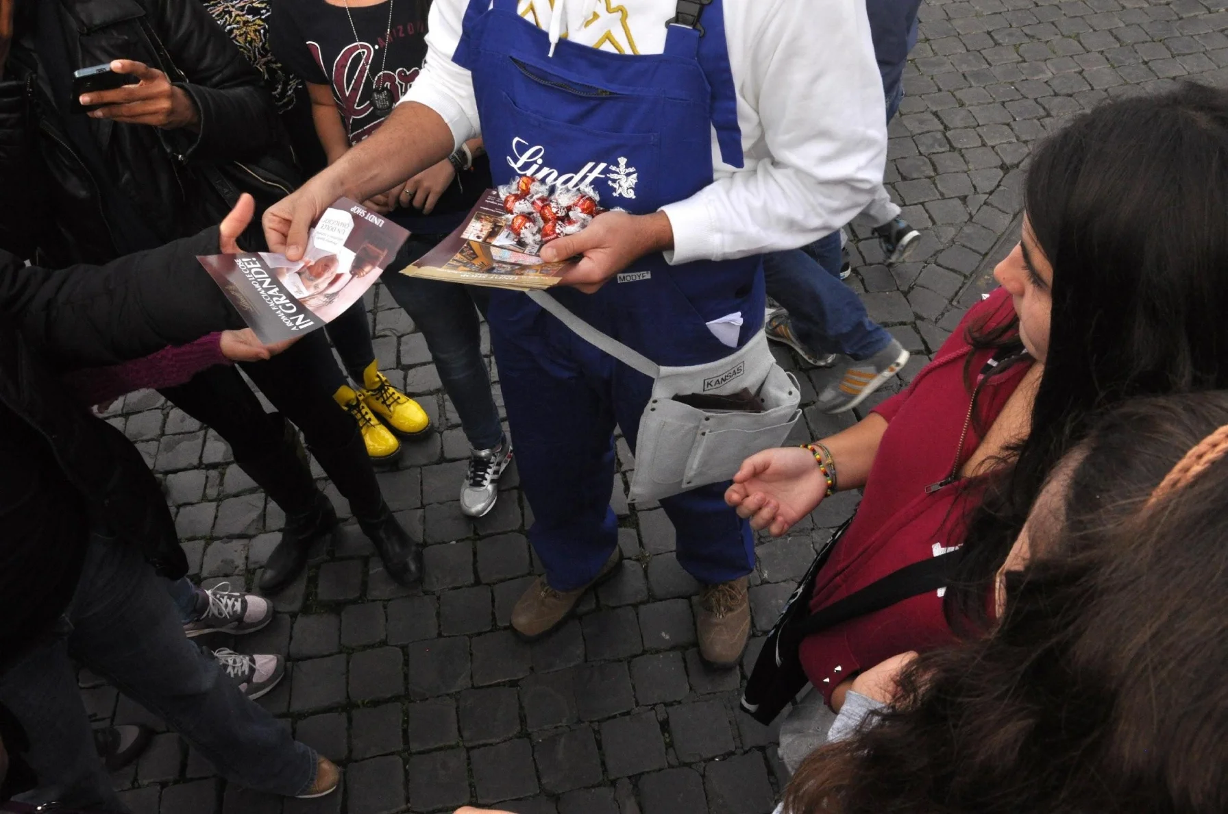inagurazione lindt roma con distribuzione cioccolatini