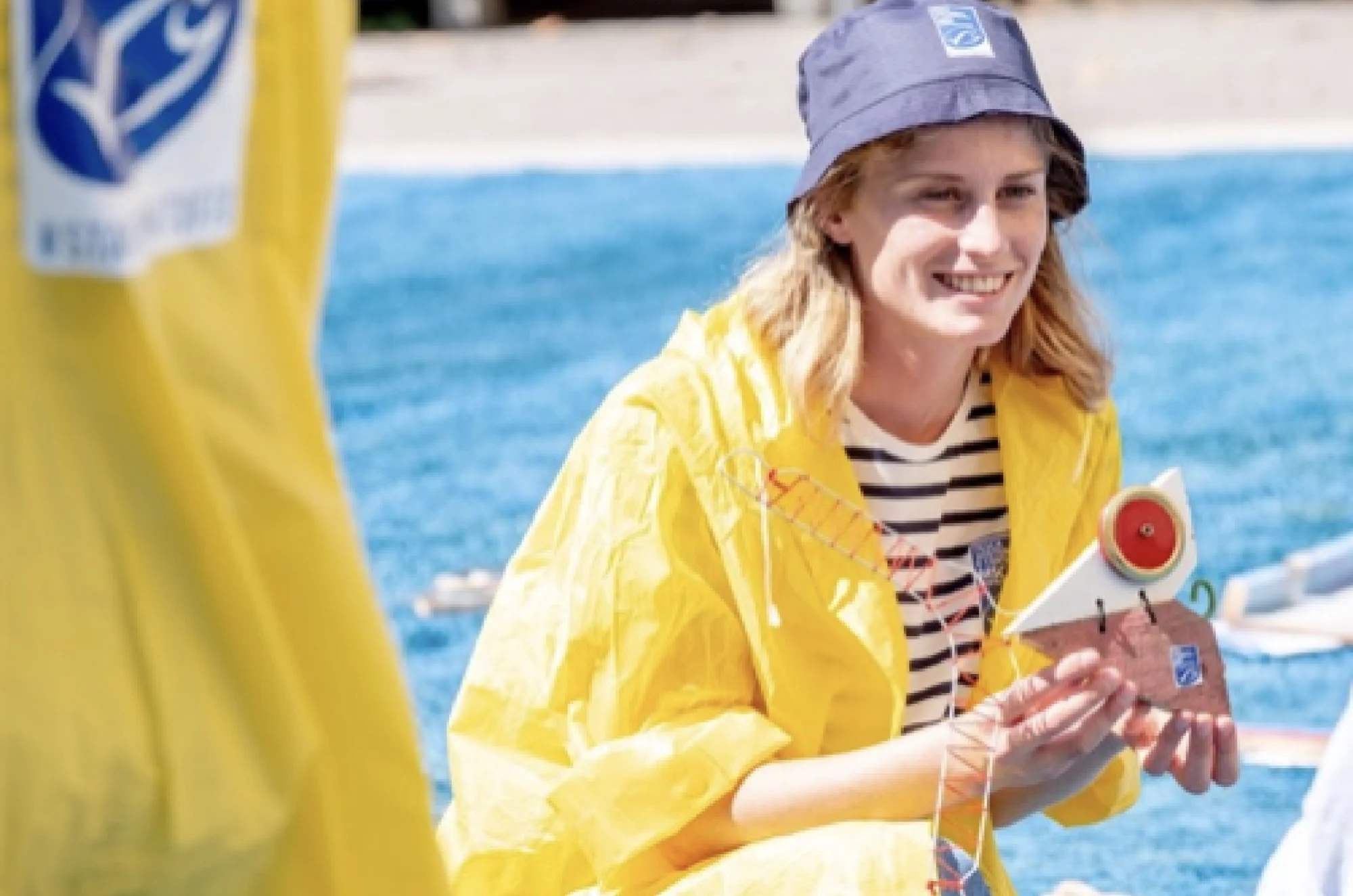 ragazza con impermeabile all'evento "giornata mondiale degli oceani"